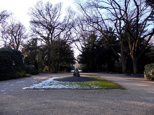 Platz vor der Trauerhalle [6]