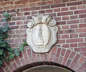 Waldfriedhof linkes Torhaus Bergbau 20170122.jpg