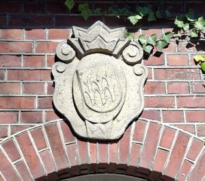 Waldfriedhof rechtes Torhaus Wappen Bickern 20170122.jpg