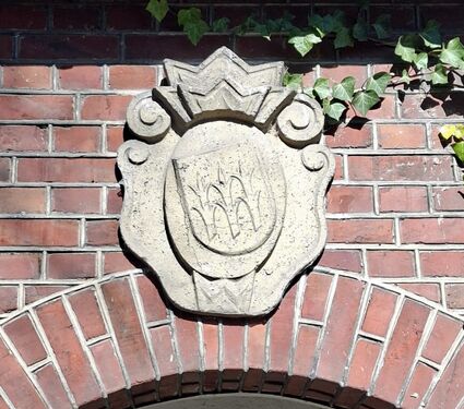 rechtes Torhaus mit Wappen von Bickern (s. Gustav Hegler Fälschungen und Irrtümer) [1]