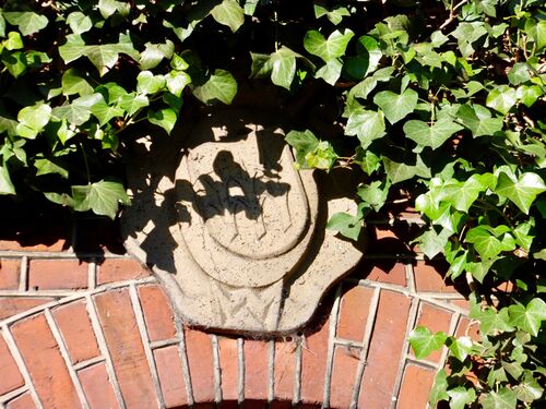 rechtes Torhaus mit Wappen von Bickern (s. Gustav Hegler Fälschungen und Irrtümer) [1]