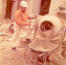 Wicküler im Krug Manfred Wenzel an der Mischmaschine [1]