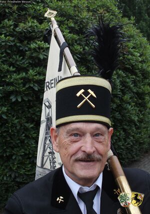 Wilfried Kruppa mit BUV-Fahne Friedhelm Wessel 2015.jpg
