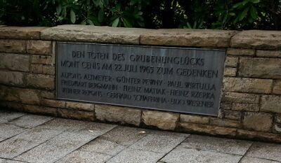 Gedenktafel auf dem Holthauser Friedhof