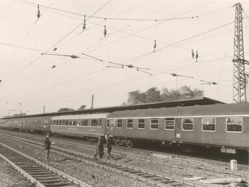 Datei:Zug mit MITROPA-Speisewagen, 23.09.1960.jpg