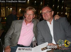 Zwei sodinger Fußblall-Legenden Roland Kosien (links) und Jürgen Wohlfahrt.jpeg